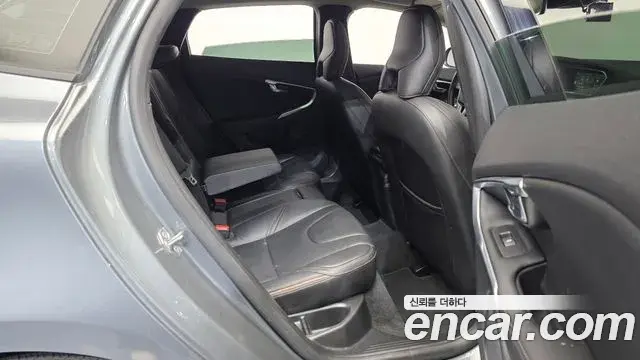 Volvo V40 Cross Country 2019 — ფოტო 15/31