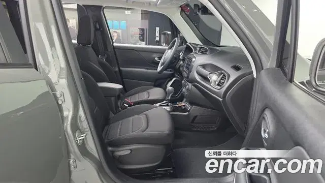 Jeep Renegade 2022 — Фото 11/20