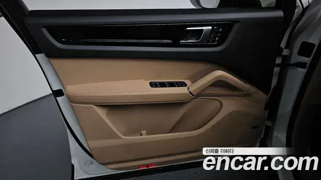 Porsche Cayenne 2022 — ფოტო 19/35
