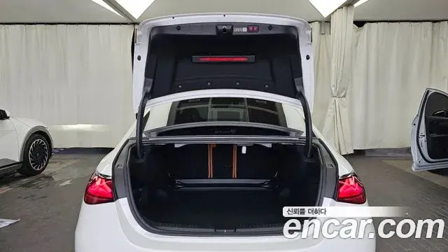 Mercedes-Benz E-Class 2025 — Photo 5/20