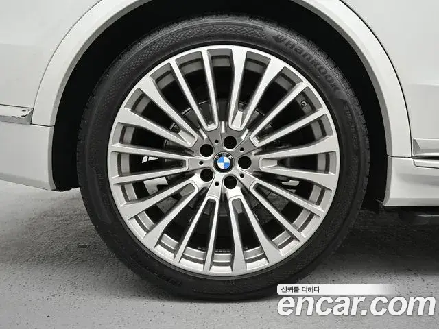 BMW X7 2021 — ფოტო 15/20