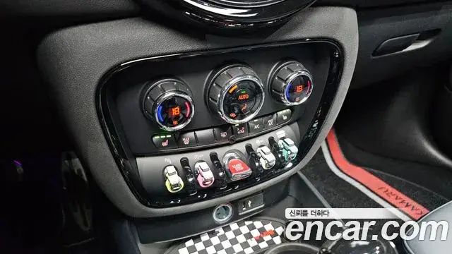 Mini Cooper S Clubman 2023 — ფოტო 17/20