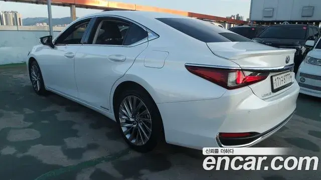 Lexus ES300h 2021 — Photo 7/20