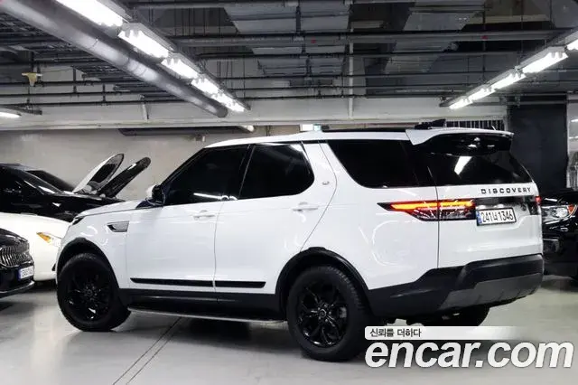 Land Rover Discovery 5 2018 — ფოტო 15/20