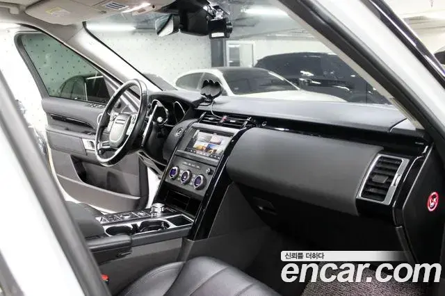 Land Rover Discovery 5 2018 — ფოტო 14/20