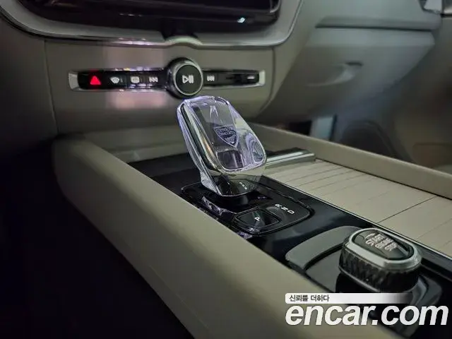 Volvo XC60 2025 — ფოტო 8/20