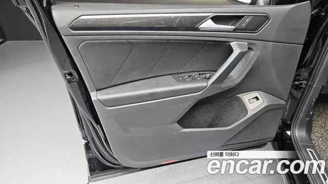 Volkswagen Tiguan 2021 — ფოტო 29/32