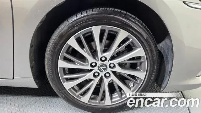 Lexus ES300h 2018 — ფოტო 2/20