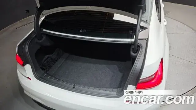 BMW 3 Series 2020 — Şəkil 26/30