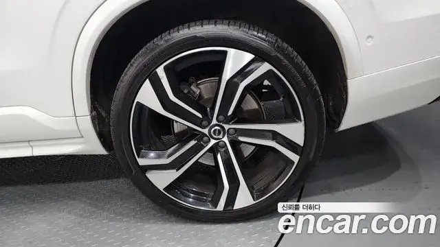 Volvo XC90 2021 — Şəkil 38/40