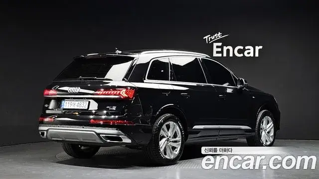 Audi Q7 2022 — Şəkil 26/32