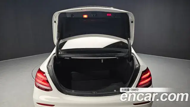 Mercedes-Benz E-Class 2019 — Şəkil 23/37