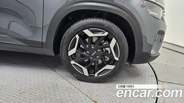 Kia Seltos 2023 — Şəkil 9/32
