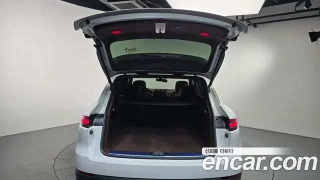 Porsche Cayenne 2021 — Photo 2/33