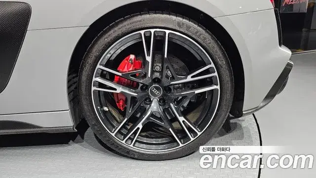 Audi R8 2021 — Şəkil 19/30