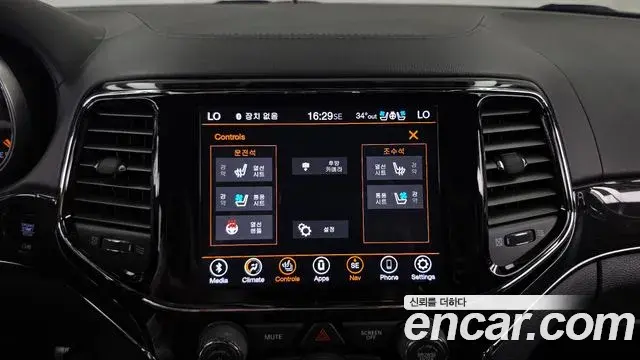 Jeep Grand Cherokee 2019 — ფოტო 19/34