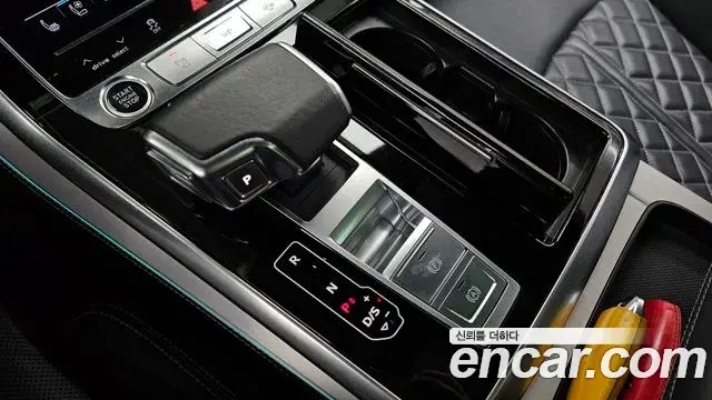 Audi Q8 2021 — Şəkil 23/36