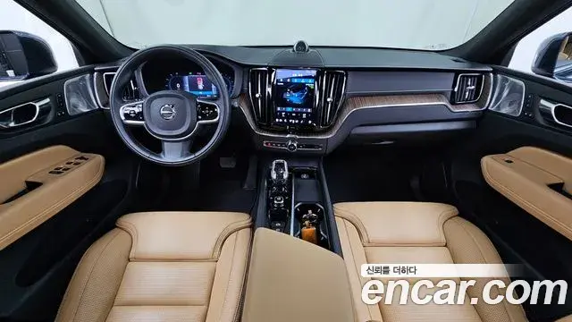Volvo XC60 2022 — ფოტო 3/40