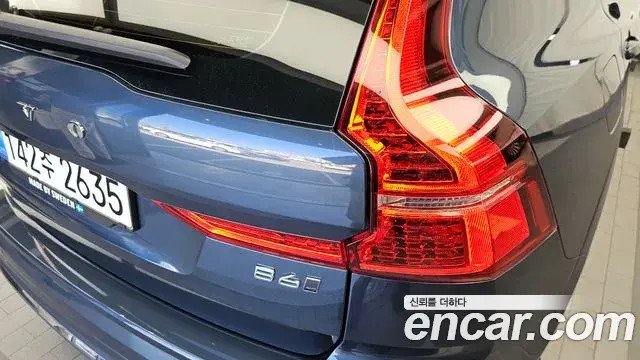 Volvo XC60 2022 — ფოტო 37/40