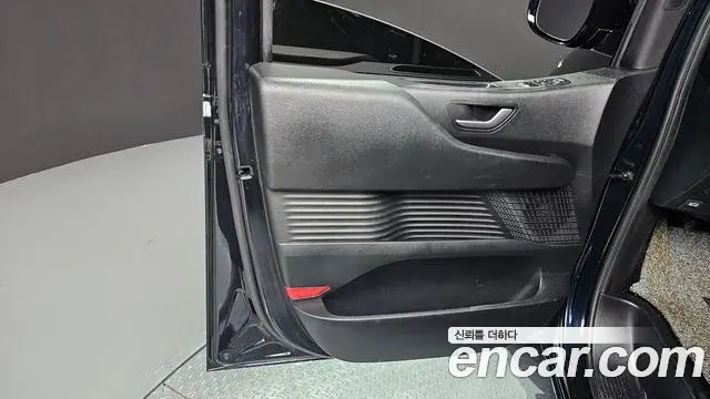 Hyundai Staria 2022 — ფოტო 7/31