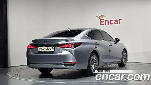 Lexus ES300h 2023 — Şəkil 27/35