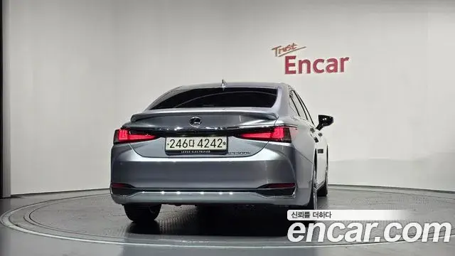Lexus ES300h 2023 — Şəkil 30/35