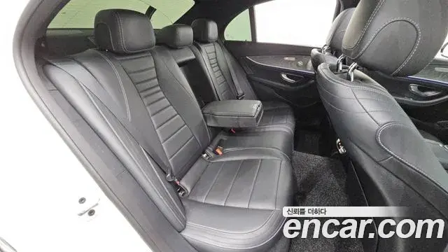 Mercedes-Benz E-Class 2020 — Фото 11/20