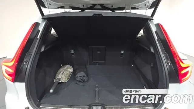 Volvo XC40 2020 — ფოტო 6/33