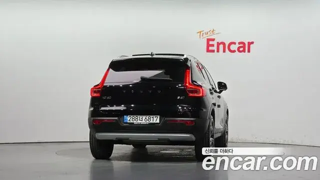 Volvo XC40 2020 — ფოტო 7/36
