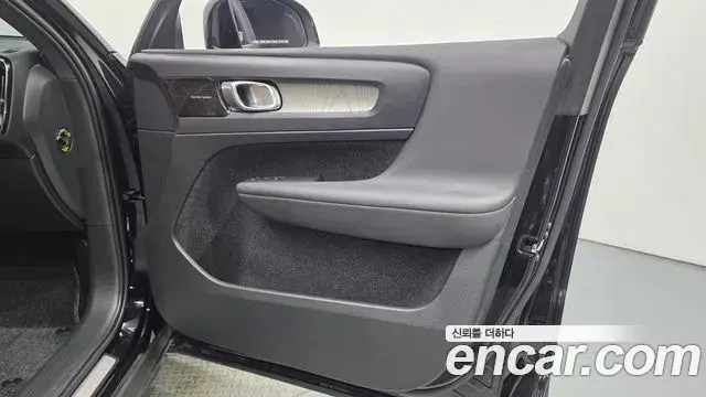 Volvo XC40 2020 — ფოტო 25/36