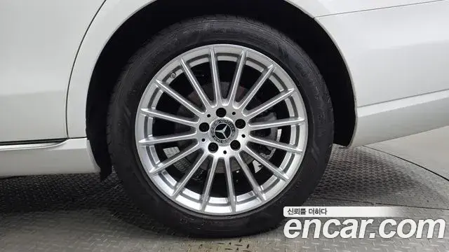 Mercedes-Benz E-Class 2022 — ფოტო 24/31