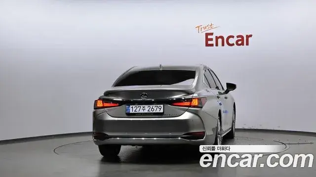 Lexus ES300h 2025 — Şəkil 13/20