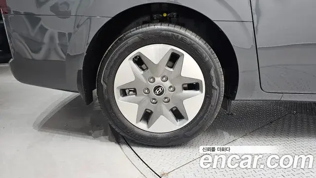 Hyundai Staria 2025 — Photo 1/30