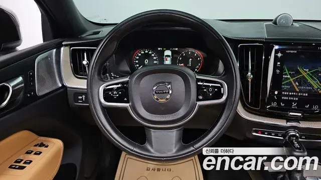 Volvo XC60 2018 — Фото 11/20