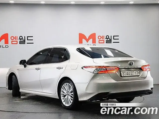 Toyota Camry 2018 — ფოტო 20/20