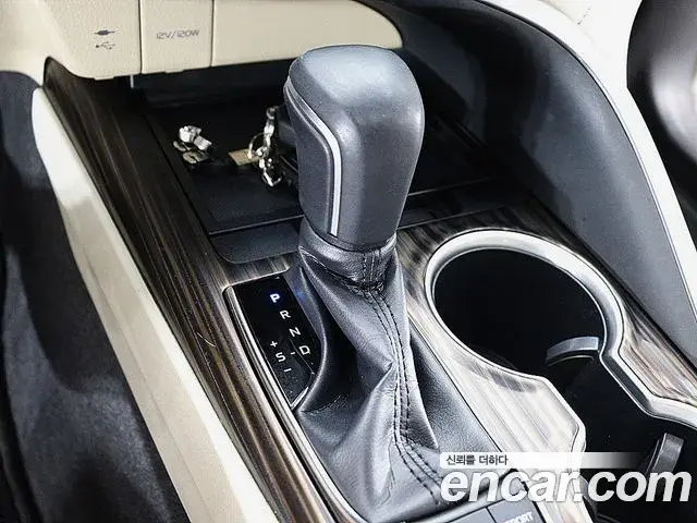 Toyota Camry 2018 — ფოტო 1/20