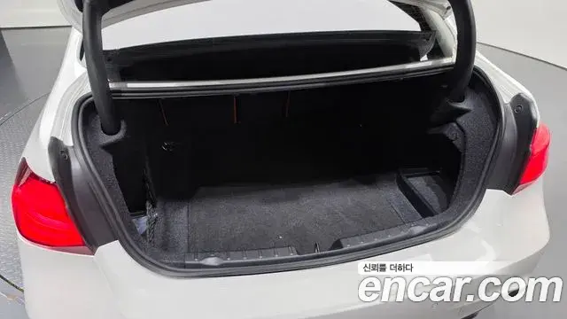 BMW 3 Series 2018 — Şəkil 17/33