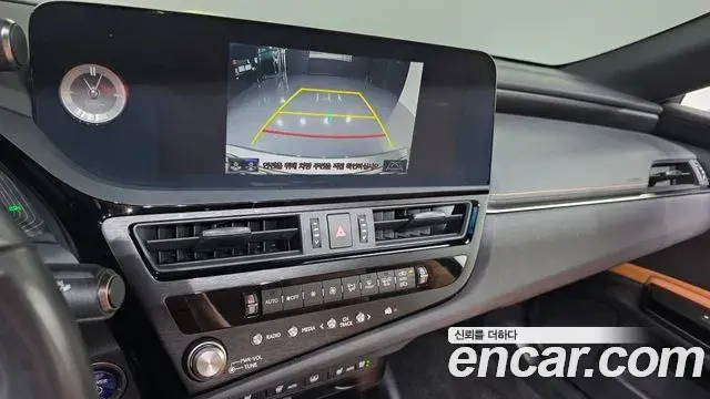 Lexus ES300h 2021 — Şəkil 17/20