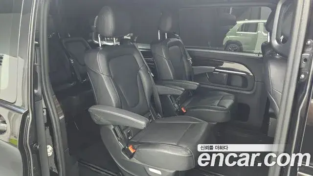 Mercedes-Benz V-Class 2021 — Photo 23/32