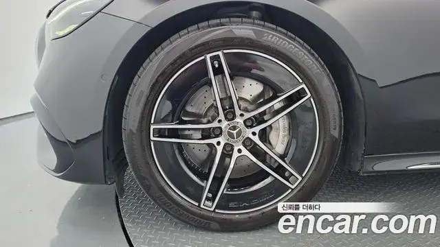 Mercedes-Benz E-Class 2025 — Photo 5/20