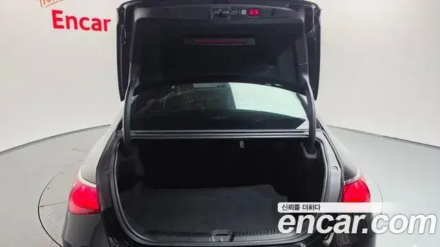 Mercedes-Benz E-Class 2025 — Photo 18/20
