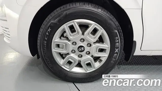 Hyundai Staria 2025 — Photo 5/20
