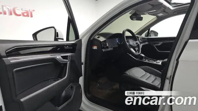 Volkswagen Touareg 2023 — Photo 8/36