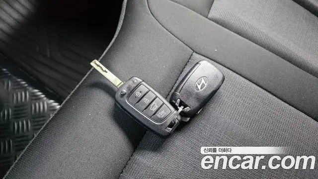 Hyundai Staria 2025 — Photo 9/32