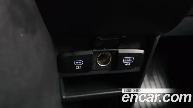 Hyundai Staria 2025 — Photo 32/32