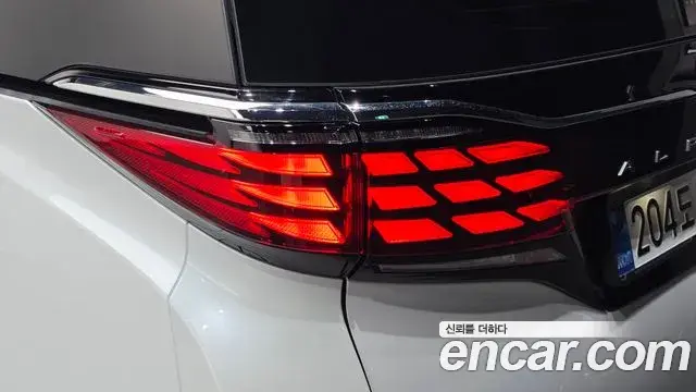 Toyota Alphard 2025 — Photo 2/35