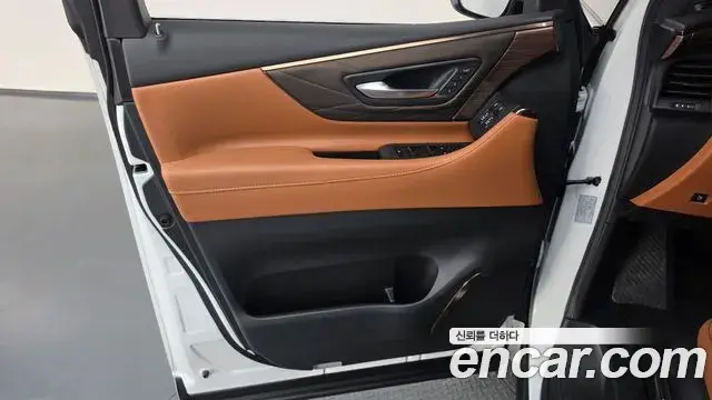 Toyota Alphard 2025 — Photo 33/35