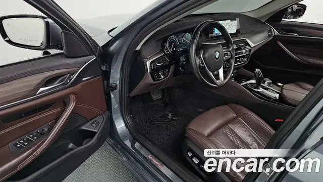 BMW 5 Series 2018 — Фото 10/20