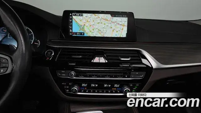 BMW 5 Series 2018 — Фото 14/20