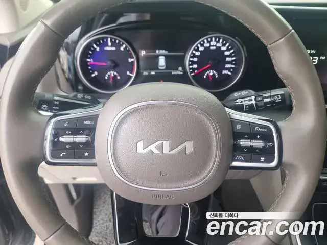 Kia Carnival 2023 — Photo 16/18